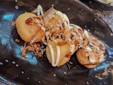 patates kızartması sebze ve mantar ile