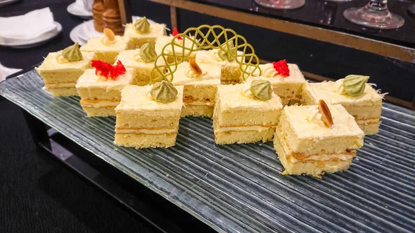 Kremalı ve dutlu tatlı kekler