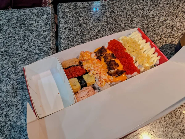 Suşi tabakta yuvarlanıyor.