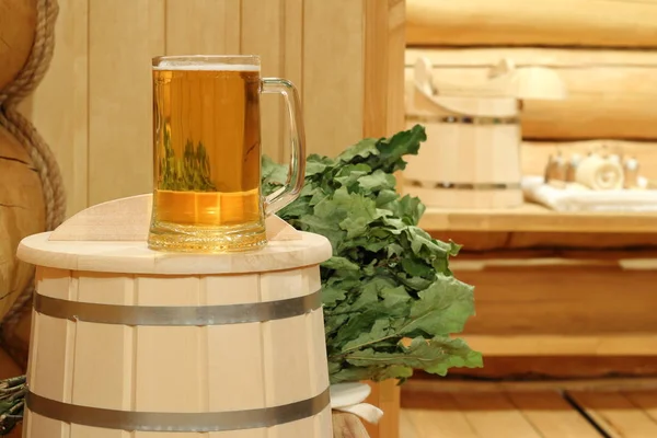 Banyo Aksesuar arka plan üzerinde saunada light bira kupa.