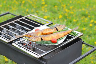 Izgara balık. Izgarada pişirme sonra füme uskumru.