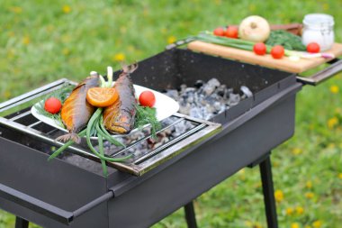 Izgara balık. Izgarada pişirme sonra füme uskumru.