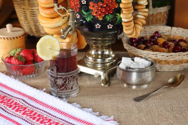 Bir bardak çay, semaver ve yaz meyveleri ve meyve.