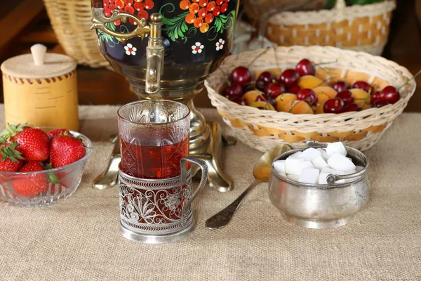 Vaso Negro Samovar Bayas Verano Frutas — Foto de Stock