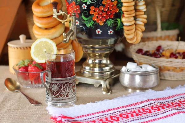 Bir bardak çay, semaver ve yaz meyveleri ve meyve.