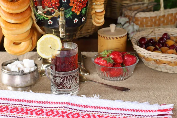 Glass Black Tea Samovar Summer Berries Fruits — Stock Photo, Image