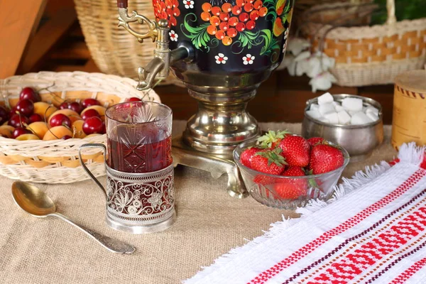 Ein Glas Schwarzen Tee Samowar Und Sommerliche Beeren Und Früchte — Stockfoto