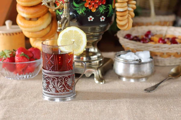 Ein Glas Schwarzen Tee Samowar Und Sommerliche Beeren Und Früchte — Stockfoto
