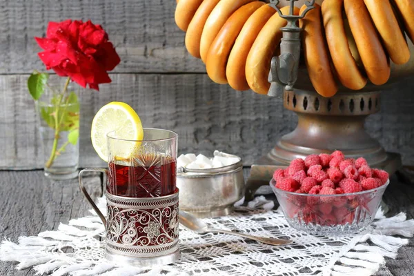 Ein Glas Schwarzen Tee Aus Dem Alten Samowar — Stockfoto