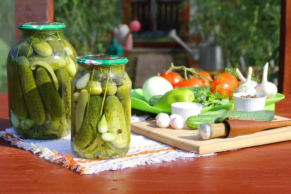 Pepinos Enlatados Com Especiarias Frascos Vidro Uma Mesa Madeira Frente — Fotografia de Stock