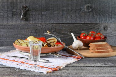 Bir bardak votka yemek masası üzerinde.