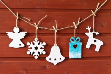 Noel ve yılbaşı dekorasyon kırmızı ahşap arka plan üzerinde kontrplak yaptı bileşimi.