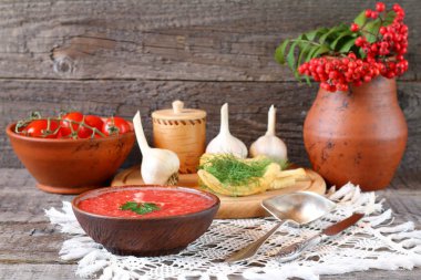 Baharatlı sos bir kase taze domates, turp ve sarımsak yapılmış.