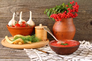 Baharatlı sos bir kase taze domates, turp ve sarımsak yapılmış.