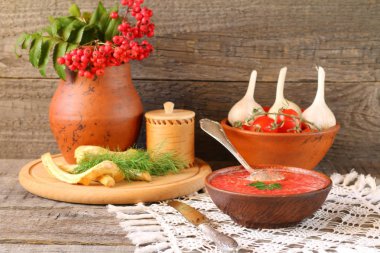 Baharatlı sos bir kase taze domates, turp ve sarımsak yapılmış.