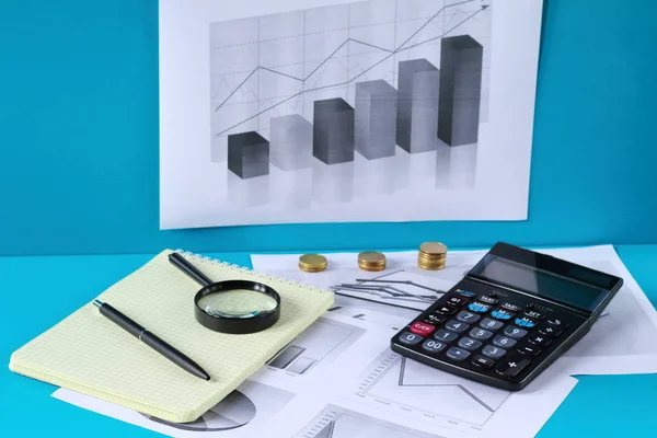 Концепция Бизнеса Финансов Инвестиций Ноутбук Графика Лупа Калькулятор Ручка Блокнот — стоковое фото