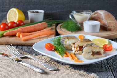 Sebzeli fırında balık. Havuç ve soğan ile pişmiş pike.