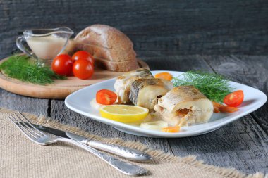 Sebzeli fırında balık. Havuç ve soğan ile pişmiş pike.