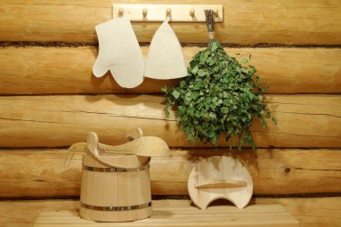 Rus banyosu iç günlük duvar arka plan üzerinde bir sauna için aksesuarlar.