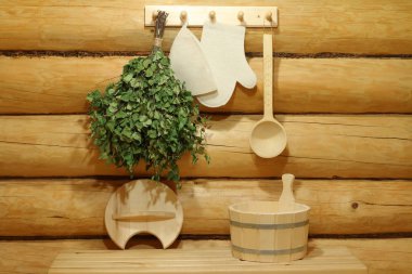 Rus banyosu iç günlük duvar arka plan üzerinde bir sauna için aksesuarlar.