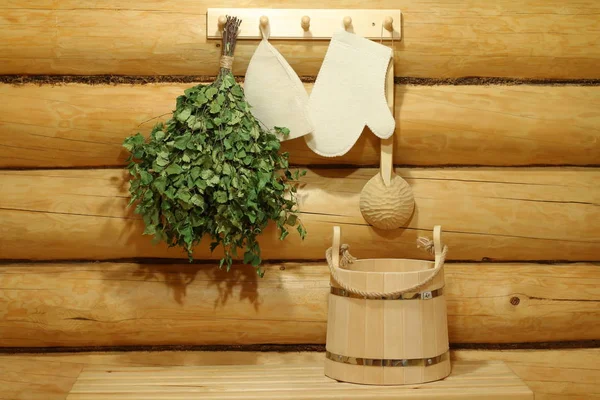 Rus banyosu iç günlük duvar arka plan üzerinde bir sauna için aksesuarlar.