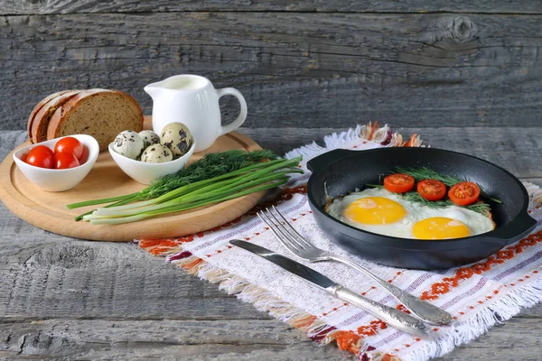 Pequeno Almoço Mesa Ovos Galinha Fritos Legumes Frescos — Fotografia de Stock