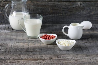 Masaya servis kahvaltı. Ahşap arka plan üzerinde süt ürünleri bileşimi.