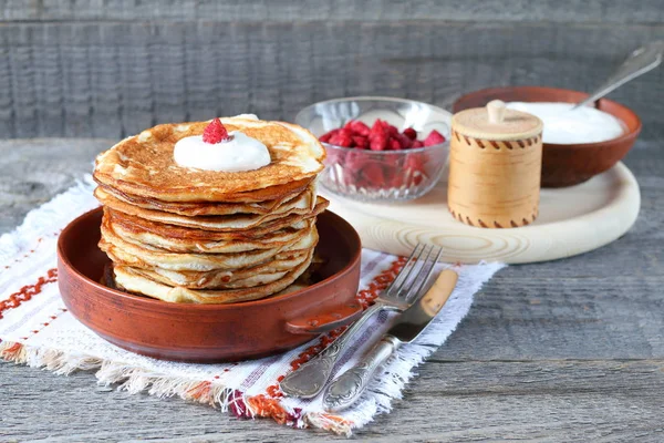 Een Stapel Pannenkoeken Een Zure Room Een Klei Kommen Houten — Stockfoto