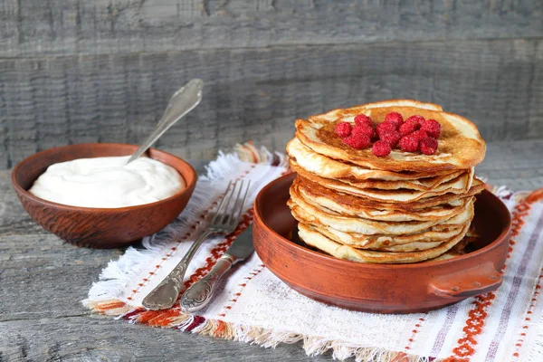 Une Pile Crêpes Une Crème Sure Dans Bol Argile Sur — Photo