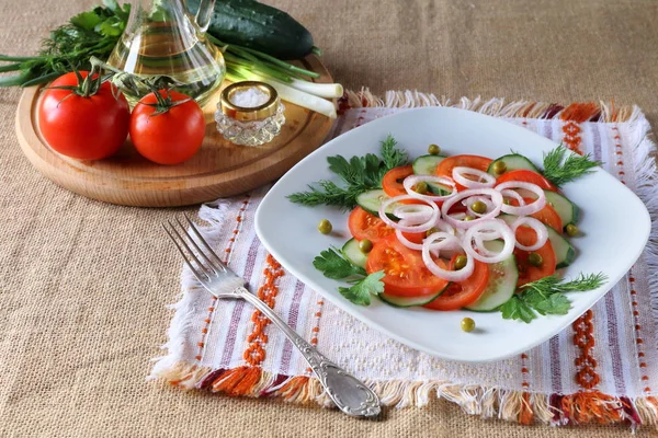 Frischer Tomatensalat Mit Gemüse Und Gurken — Stockfoto