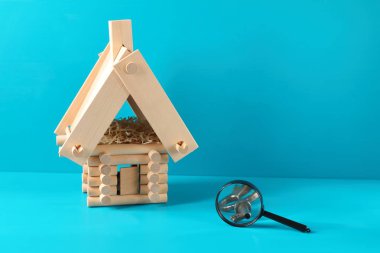 Günlük evin model ve ahşap arka plan bir demir anahtar. İş kavramı.