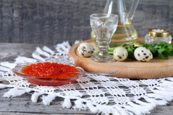 Kaviar Merah Gelas Dekat Gelas Vodka Dengan Latar Belakang Kayu — Stok Foto