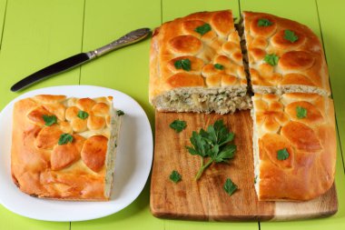 Taze pişmiş balık pasta üzerinde yeşil bir ahşap masa.