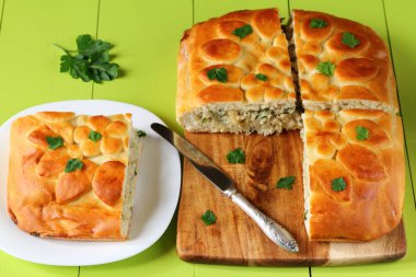 Taze pişmiş balık pasta üzerinde yeşil bir ahşap masa.