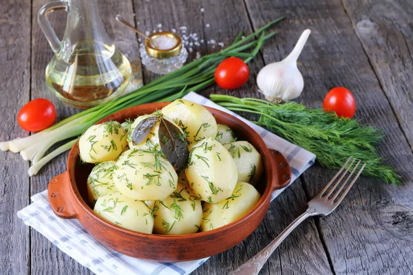 Kokt Potatis Lerskål Träbordet Med Grönsaker — Stockfoto