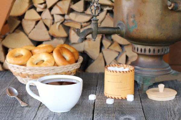 Une Tasse Thé Noir Samovar Sur Table Bois Sur Fond — Photo