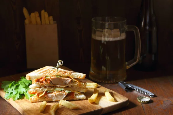 Sandwich Mit Hühnerfleisch Grünzeug Und Einem Becher Bier Auf Dunklem — Stockfoto