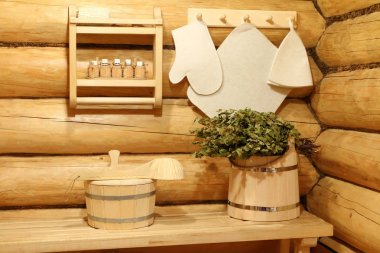 Hamamın iç mekanlarında sauna aksesuarları.