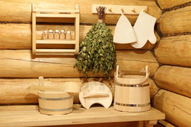 Hamamın iç mekanlarında sauna aksesuarları.