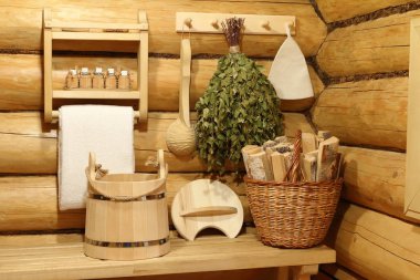 Hamamın iç mekanlarında sauna aksesuarları.
