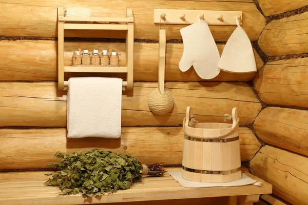 Hamamın iç mekanlarında sauna aksesuarları.