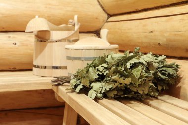 Sauna ahşap bankta ana sauna aksesuarları. 