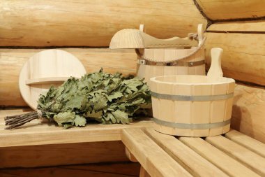 Sauna ahşap bankta ana sauna aksesuarları. 