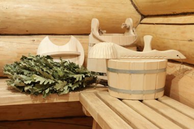 Sauna ahşap bankta ana sauna aksesuarları. 