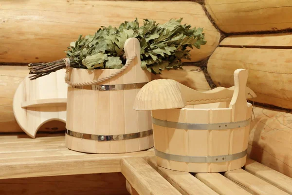 Sauna ahşap bankta ana sauna aksesuarları. 