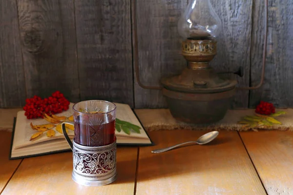 Csendes Élet Üveg Tea Vintage Lámpa Őszi Lombozat Szürke Háttér — Stock Fotó