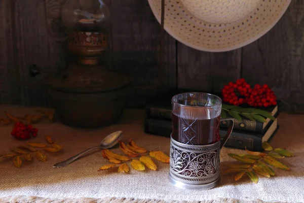 Das Stillleben Aus Teeglas Vintage Lampe Und Herbstlaub Auf Dem — Stockfoto