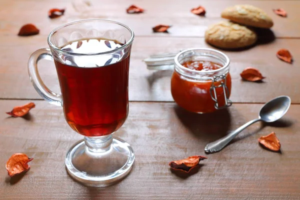 Une Tasse Verre Thé Noir Avec Bol Verre Confiture Pêche — Photo