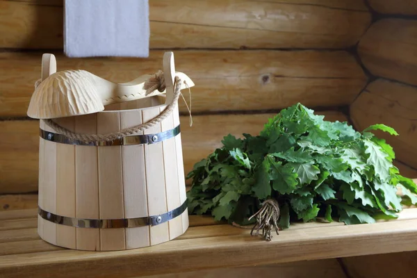 Traditionelle Sauna Accessoires Aus Holz Und Frischer Eichenbesen — Stockfoto
