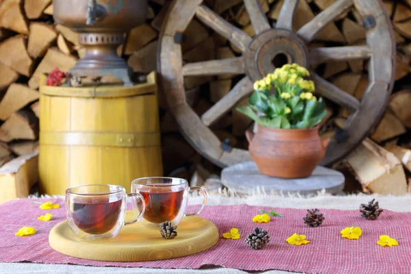 Ein Paar Glasbecher Mit Schwarzem Tee Auf Dem Hintergrund Von — Stockfoto